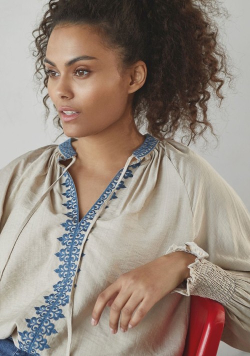 57837 Lykke Deco Blouse Sand/Blue 57837 Lykke Deco Blouse Sand/Blue